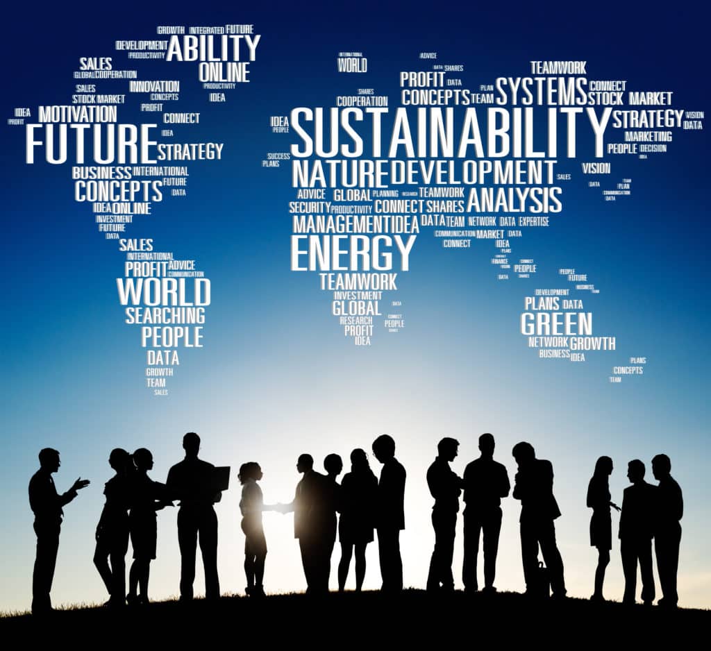 Un nuage de mots avec pour forme les continents se positionne au dessus d'une foule de personnes échangeant.